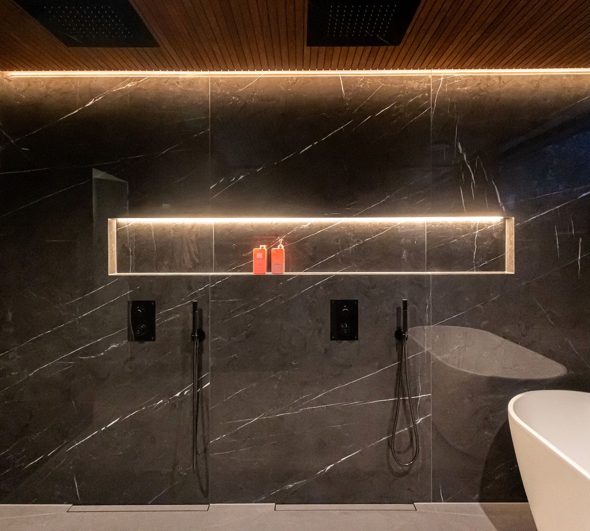 The eye-catcher of the bathroom is the illuminated shampoo shelf with a recessed LED strip in aluminium profile on the top of the shelf